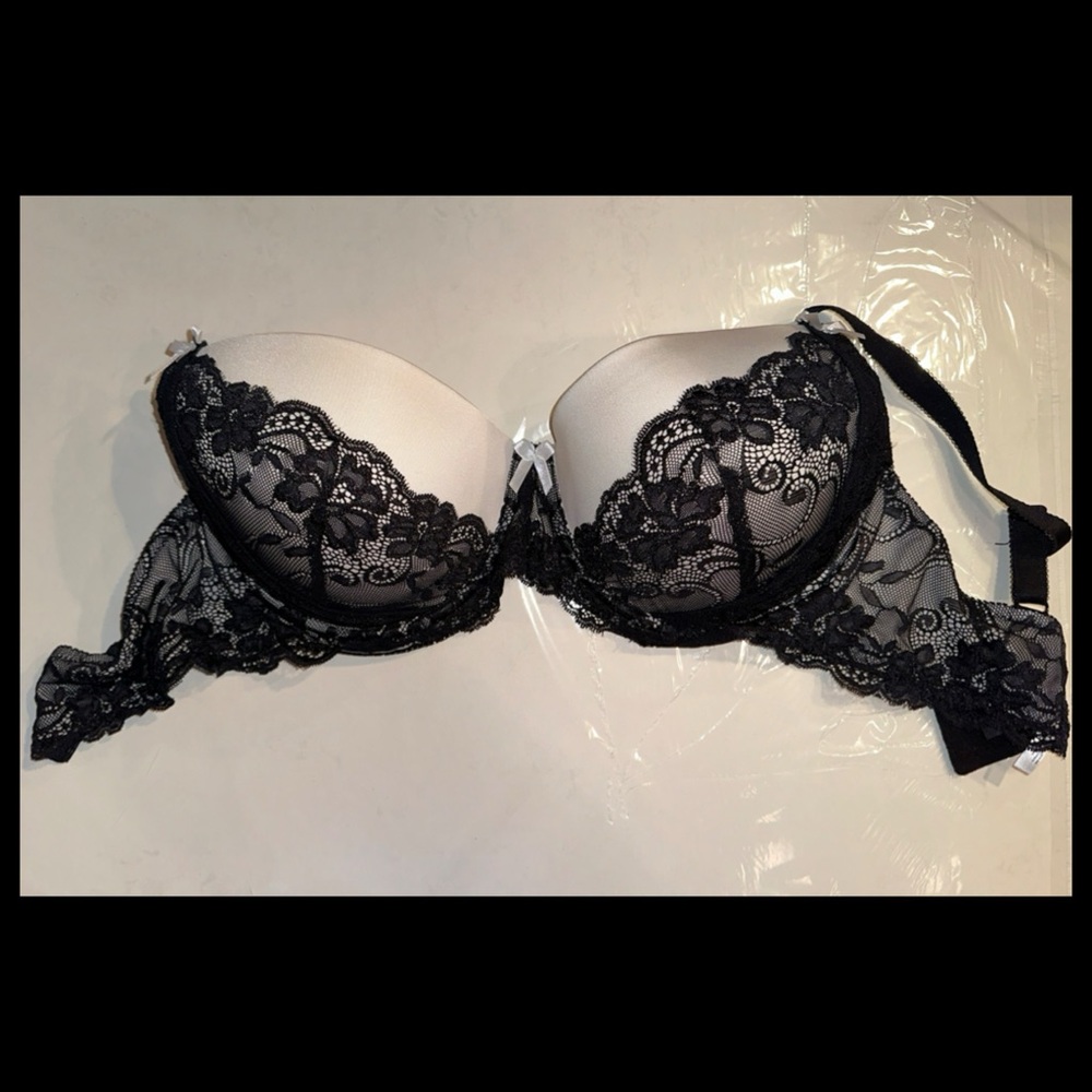 ADORE ME
40D
Padded push up Bra
White satin black lace
Smoke-free
Pet-free